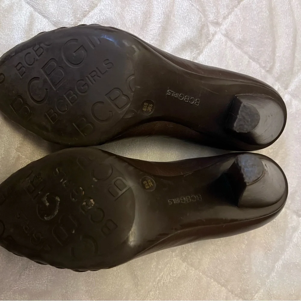 Brown leather BCBG heels with button detail, excellent condition. Size 8.5 - Picture 2 of 7